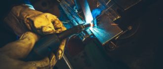 Ручная дуговая сварка покрытыми электродами